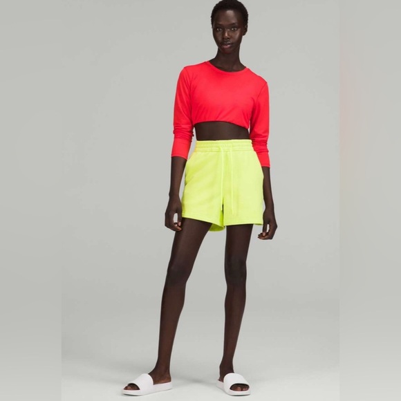 Lululemon Loungeful Size 14 High-Rise Short 4"
In Electric Lemon - Picture 2 of 7